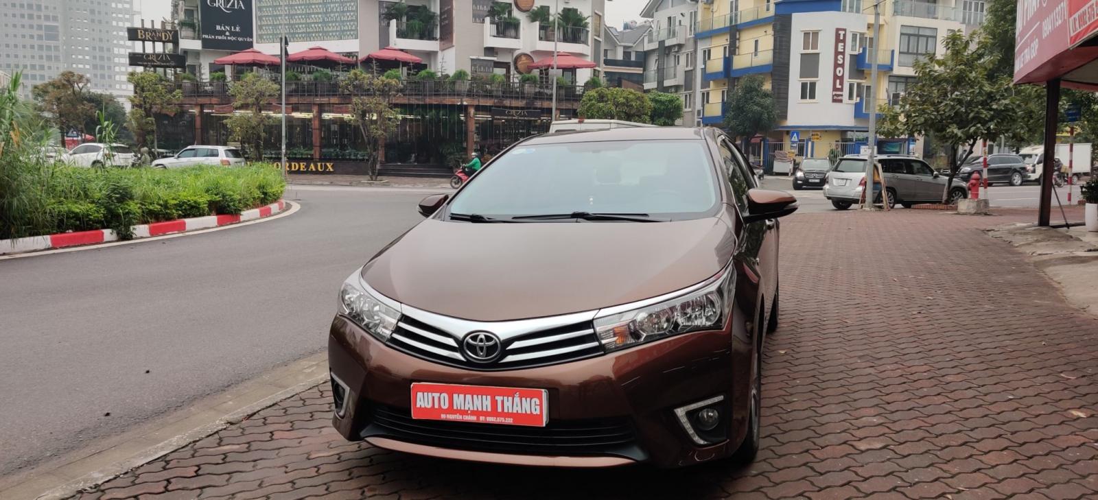 Toyota Corolla altis 1.8 2015 - Bán xe Toyota Corolla altis 1.8 đời 2015, màu nâu, số tự động, 595tr