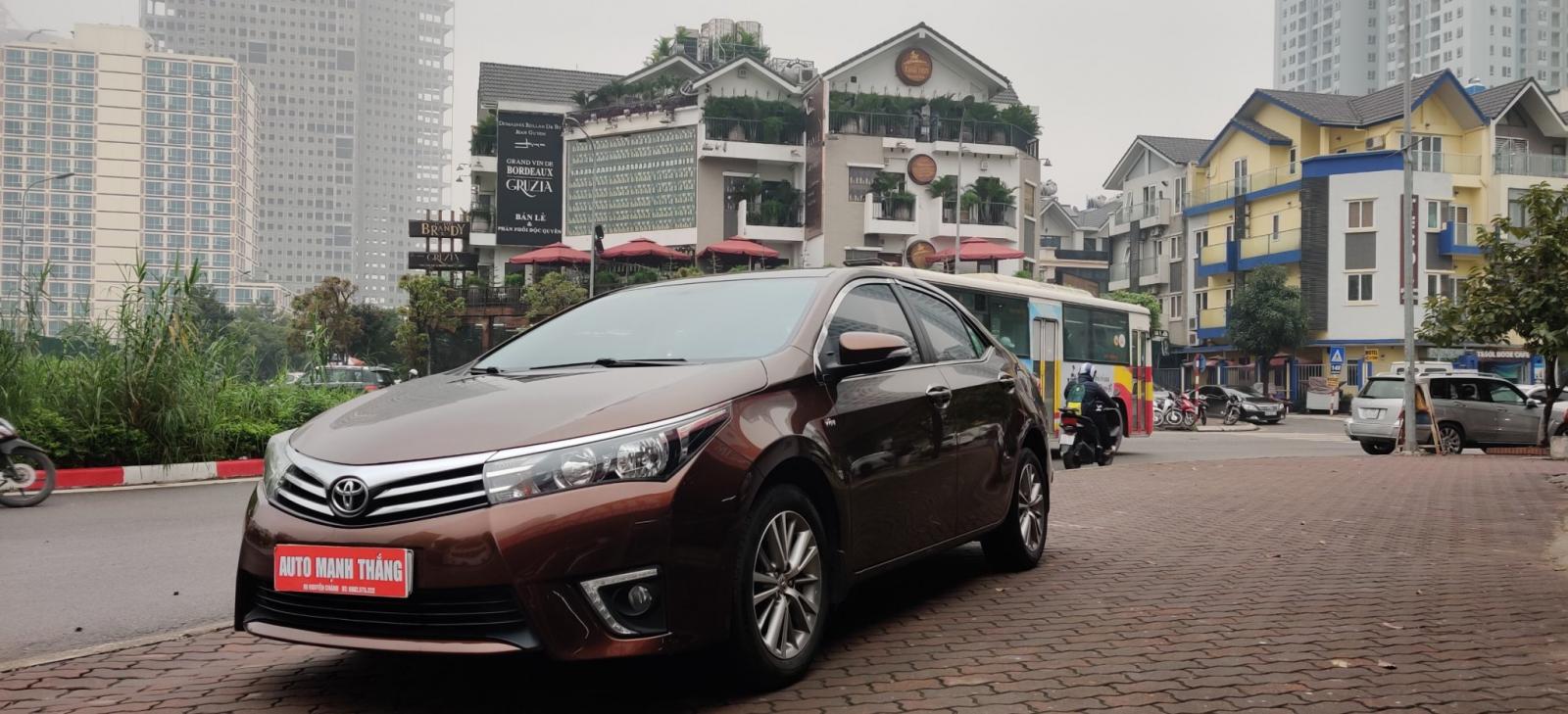 Toyota Corolla altis 1.8 2015 - Bán xe Toyota Corolla altis 1.8 đời 2015, màu nâu, số tự động, 595tr