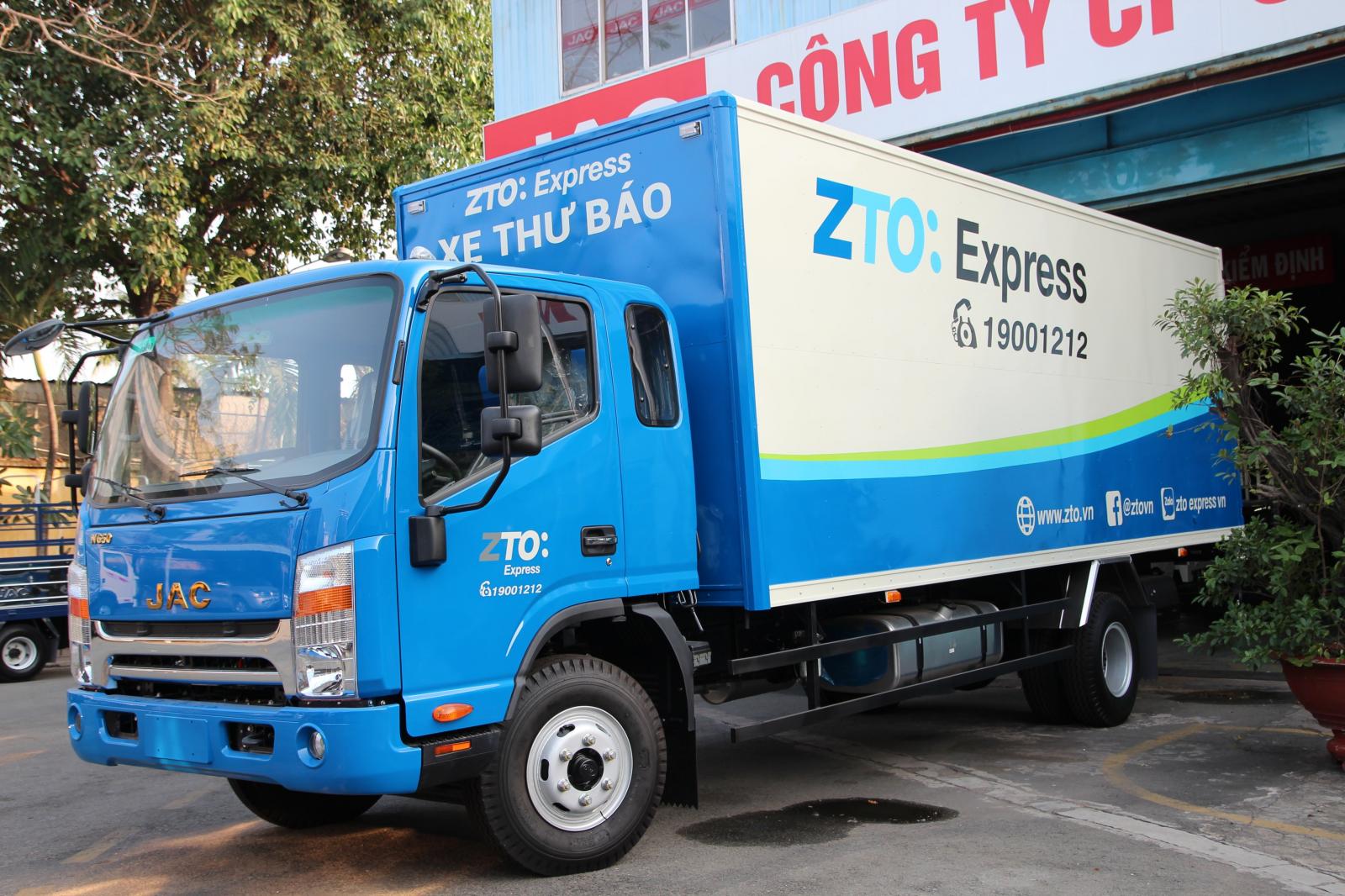 2020 - Cần bán xe Jac HFC 6 tấn 5 plus đời 2020, màu bạc