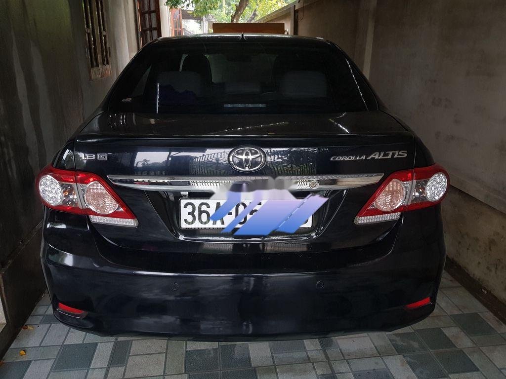 Toyota Corolla 2013 - Cần bán lại xe Toyota Corolla sản xuất năm 2013, màu đen xe gia đình