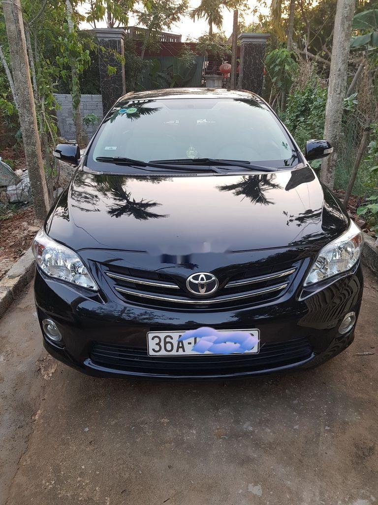 Toyota Corolla 2013 - Cần bán lại xe Toyota Corolla sản xuất năm 2013, màu đen xe gia đình