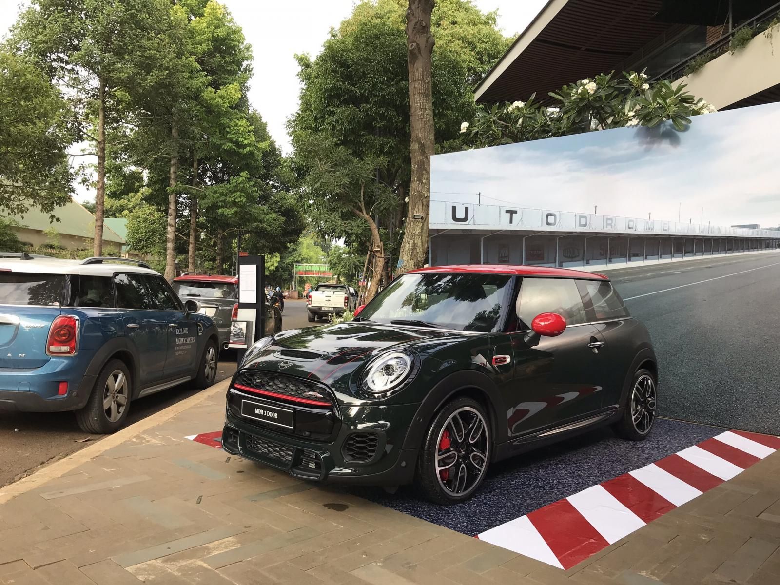 Mini Cooper JCW 3 cửa 2019 - Bán ô tô Mini JCW 3 cửa đời 2019, màu xanh lá, nhập khẩu nguyên chiếc