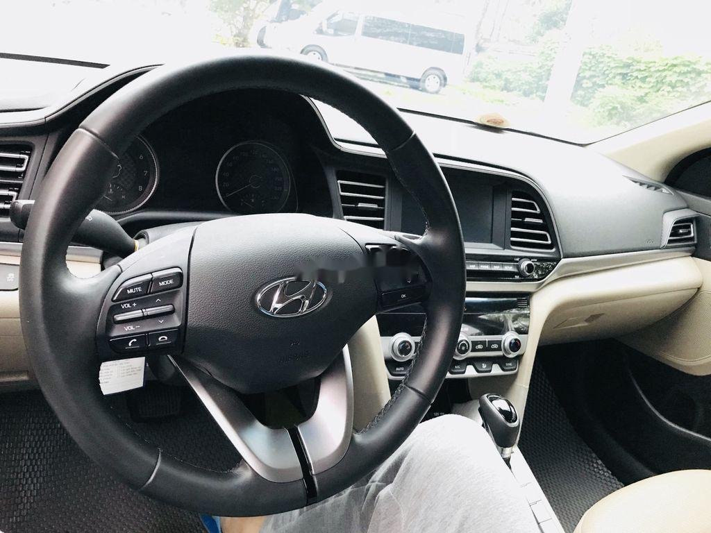 Hyundai Elantra 2019 - Bán xe Hyundai Elantra 1.6 AT đời 2019, màu đỏ chính chủ, 640tr