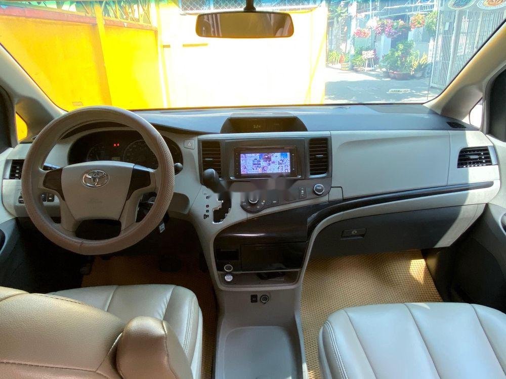 Toyota Sienna 2011 - Cần bán xe Toyota Sienna đời 2011, màu vàng ít sử dụng