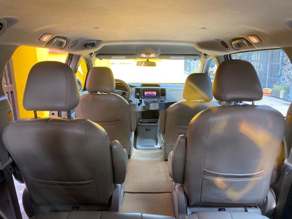 Toyota Sienna 2011 - Cần bán xe Toyota Sienna đời 2011, màu vàng ít sử dụng