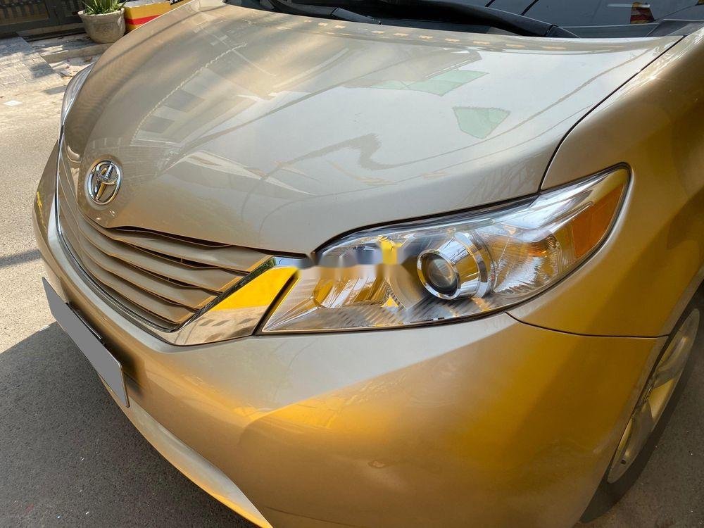 Toyota Sienna 2011 - Cần bán xe Toyota Sienna đời 2011, màu vàng ít sử dụng