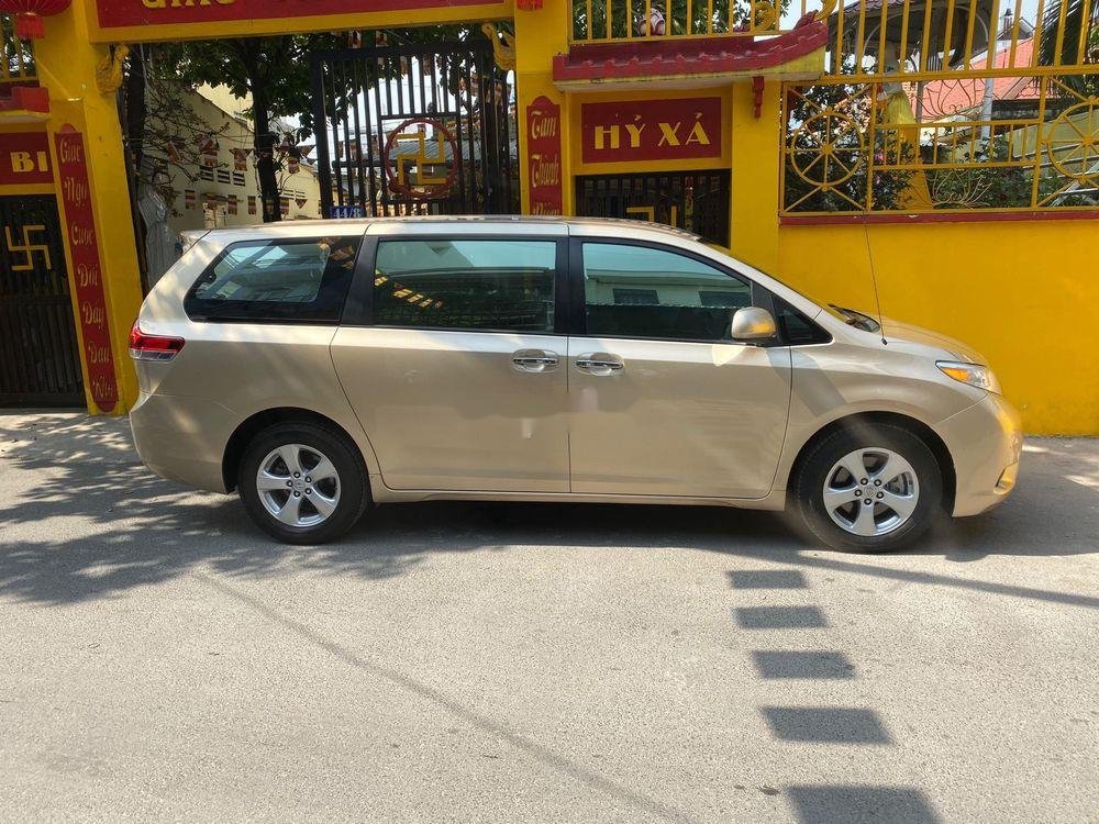 Toyota Sienna 2011 - Cần bán xe Toyota Sienna đời 2011, màu vàng ít sử dụng