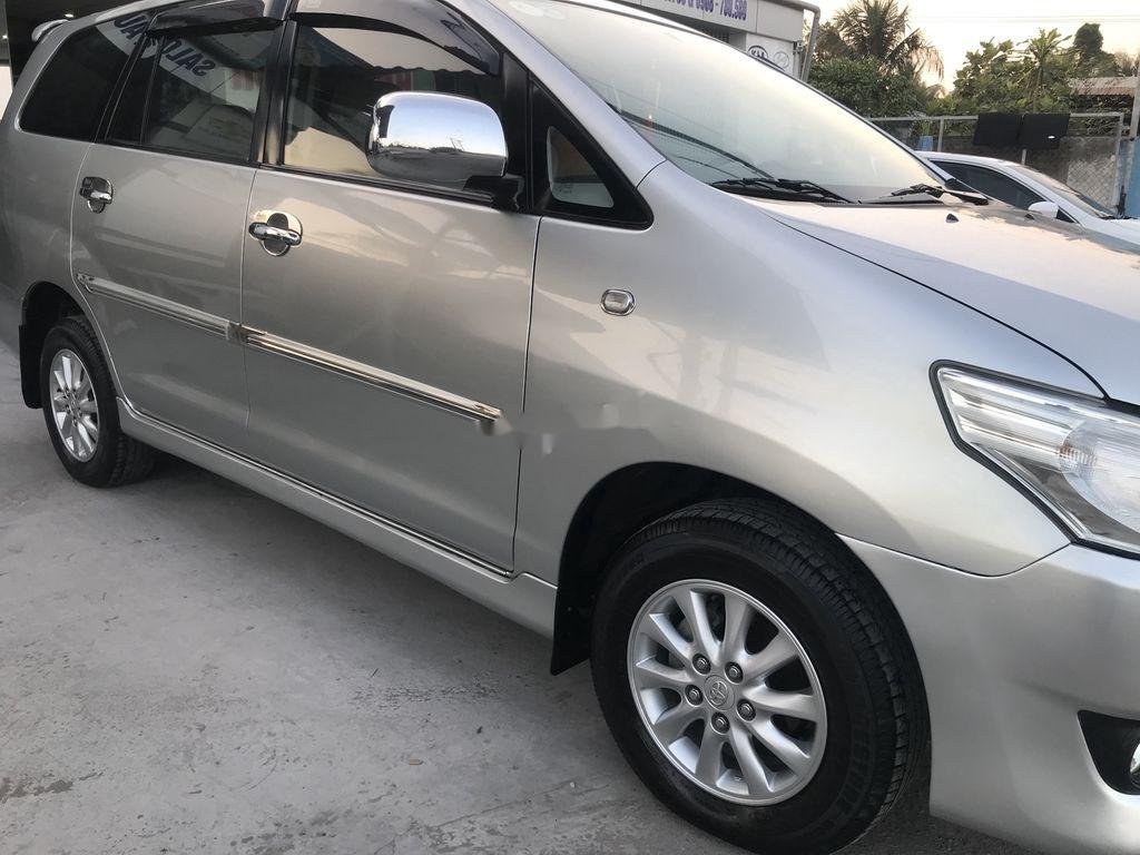 Toyota Innova 2013 - Bán Toyota Innova năm 2013, màu xám