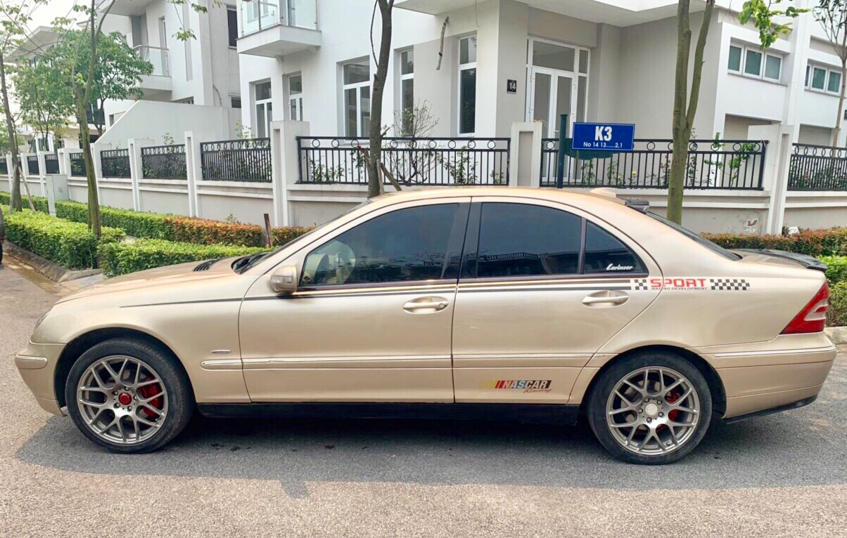 Mercedes-Benz C200   2002 - Cần bán Mercedes C200 AT số tự động đời 2002, màu vàng