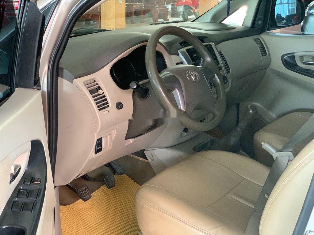 Toyota Innova 2015 - Cần bán lại xe Toyota Innova sản xuất năm 2015