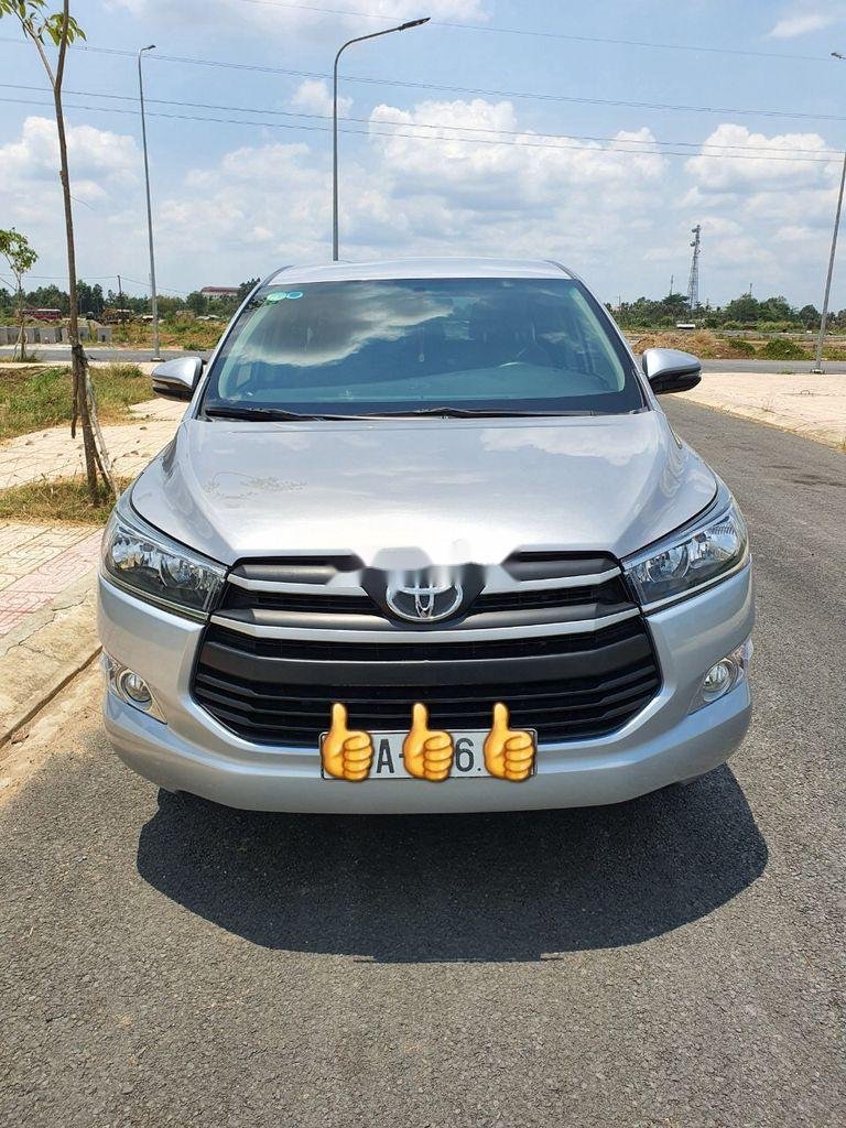 Toyota Innova   2018 - Bán Toyota Innova sản xuất 2018, màu bạc số sàn, 588tr