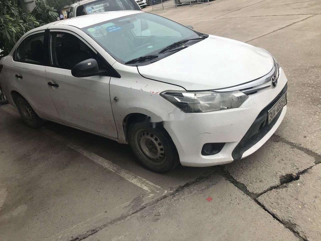 Toyota Vios 2015 - Bán Toyota Vios MT sản xuất năm 2015, màu trắng số sàn giá cạnh tranh