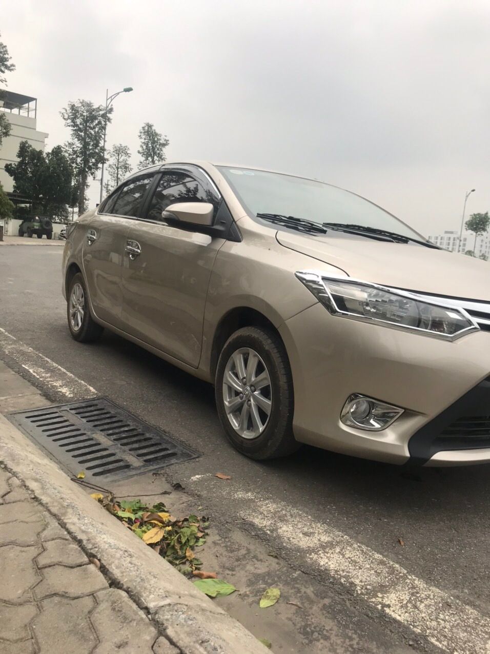 Toyota Vios 2014 - Gia đình cần bán xe Toyota Vios năm 2014, màu vàng cát, giá rẻ