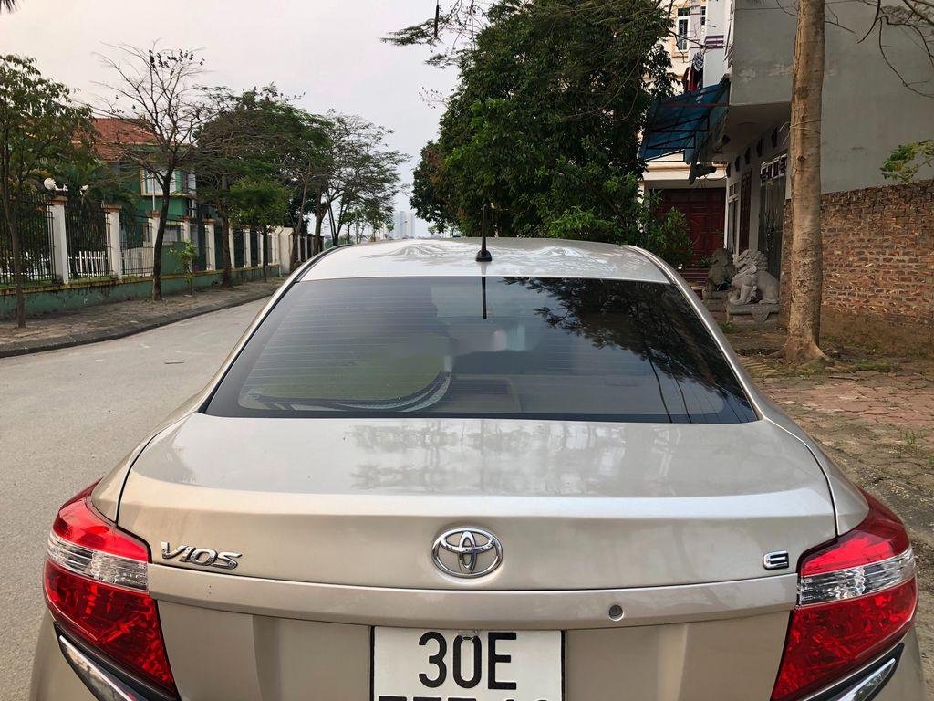 Toyota Vios 2017 - Cần bán Toyota Vios AT năm 2017, màu vàng số tự động