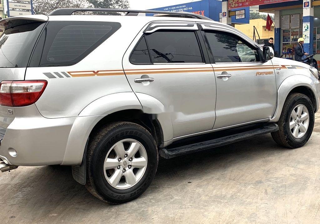 Toyota Fortuner 2011 - Cần bán lại xe Toyota Fortuner MT năm sản xuất 2011, màu bạc số sàn, 545 triệu