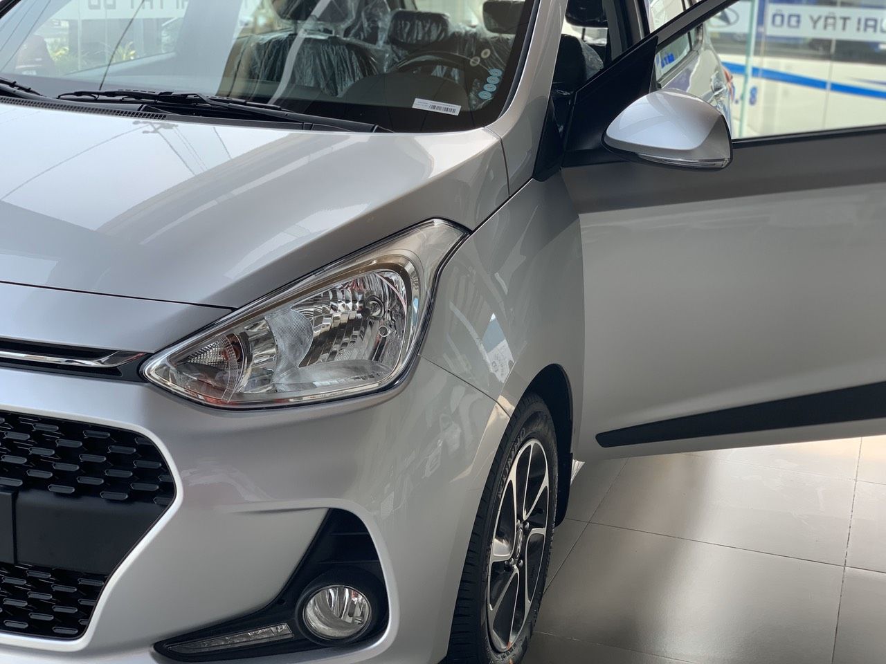 Hyundai Grand i10 1.2 AT 2019 - Bán ô tô Hyundai Grand i10 1.2 AT đời 2020, màu bạc, giá cạnh tranh