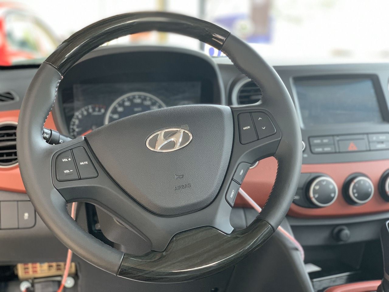 Hyundai Grand i10 1.2 AT 2019 - Bán ô tô Hyundai Grand i10 1.2 AT đời 2020, màu bạc, giá cạnh tranh