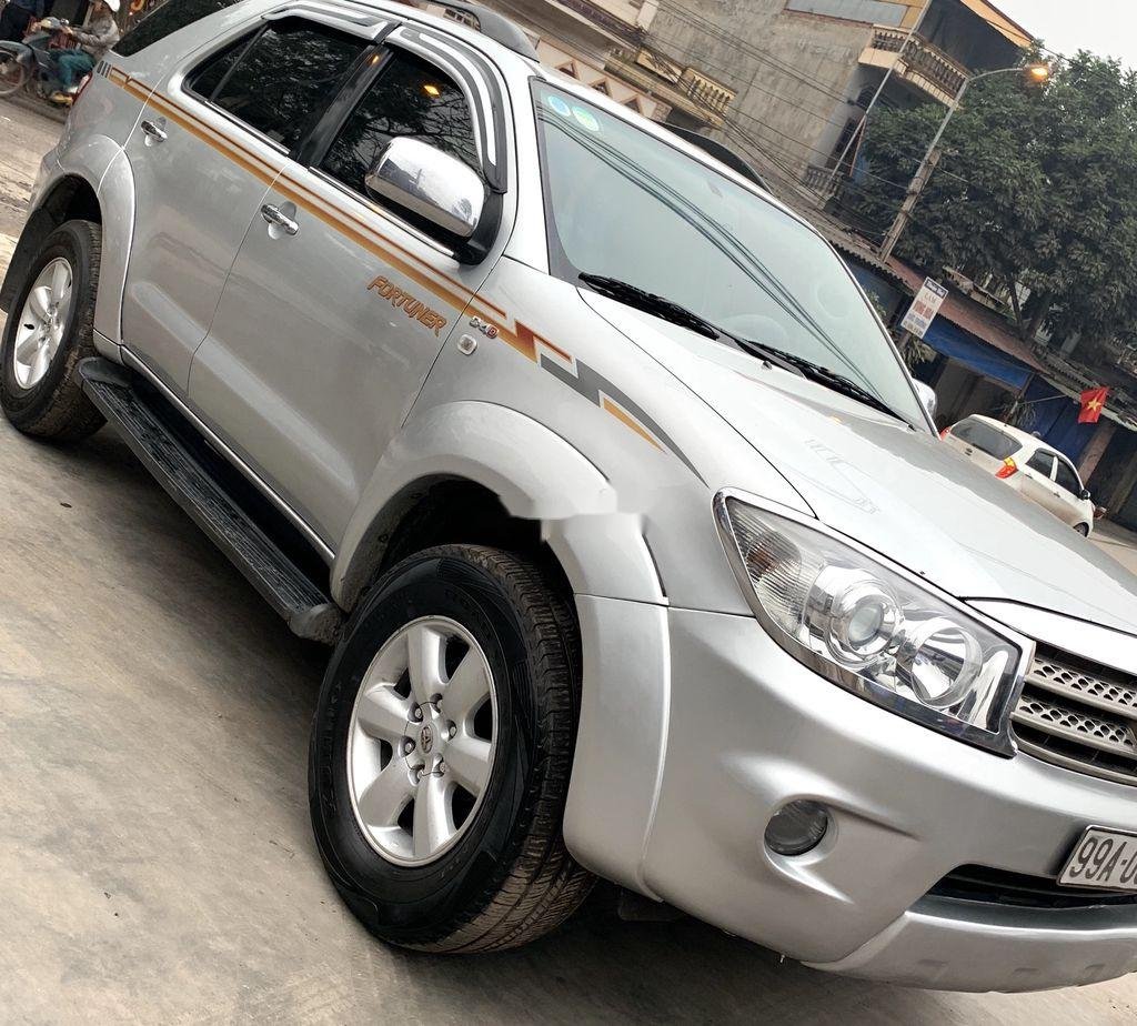 Toyota Fortuner 2011 - Cần bán lại xe Toyota Fortuner MT năm sản xuất 2011, màu bạc số sàn, 545 triệu