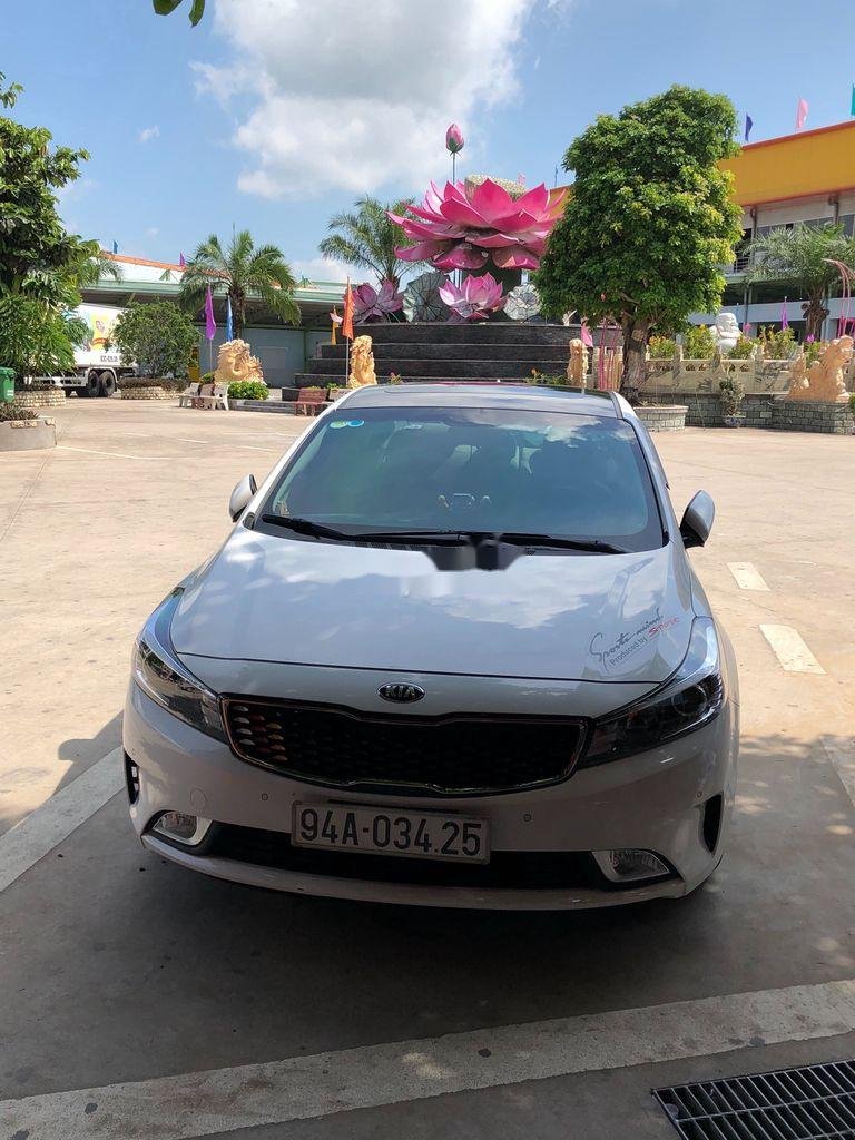 Kia Cerato 2018 - Cần bán lại xe Kia Cerato sản xuất năm 2018, màu trắng, nhập khẩu nguyên chiếc, 570 triệu