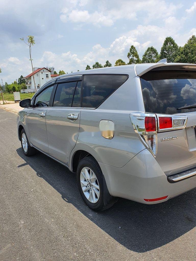 Toyota Innova   2018 - Bán Toyota Innova sản xuất 2018, màu bạc số sàn, 588tr