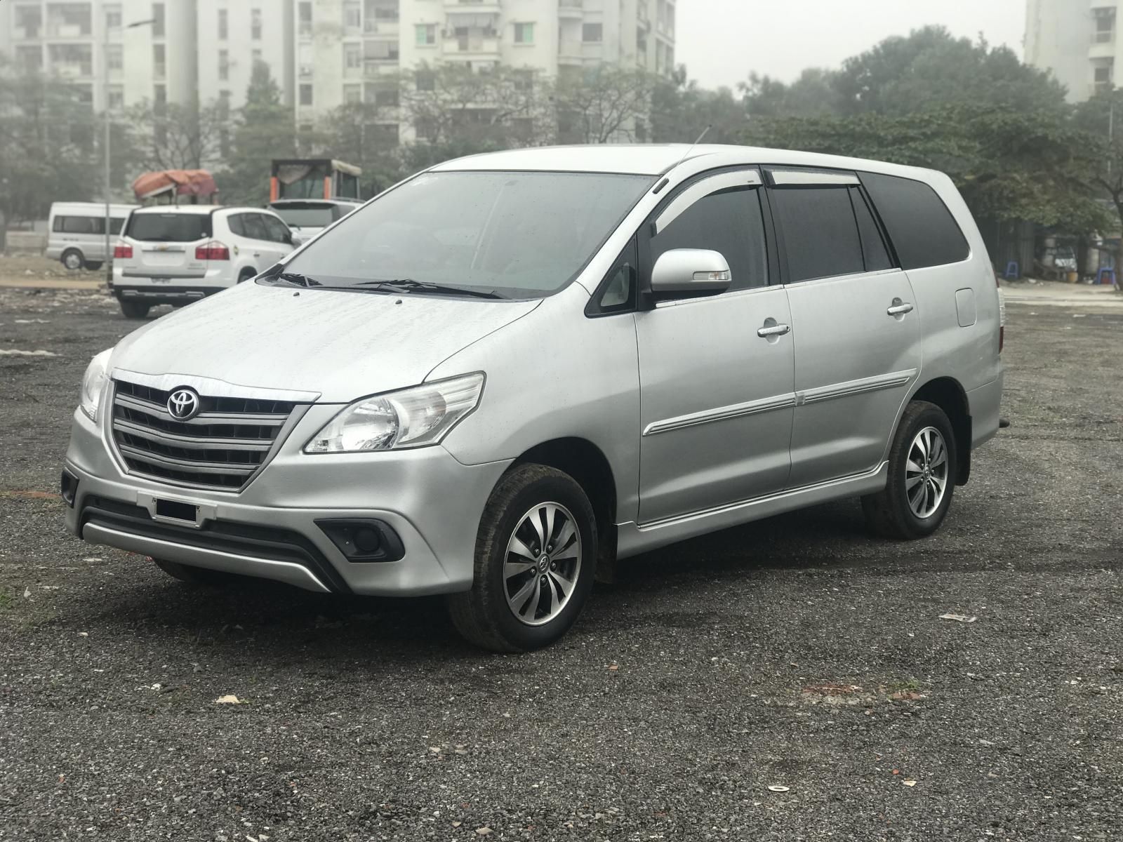 Toyota Innova 2015 - Bán nhanh chiếc Toyota Innova E 2.0MT đời 2015 màu bạc, giao xe nhanh