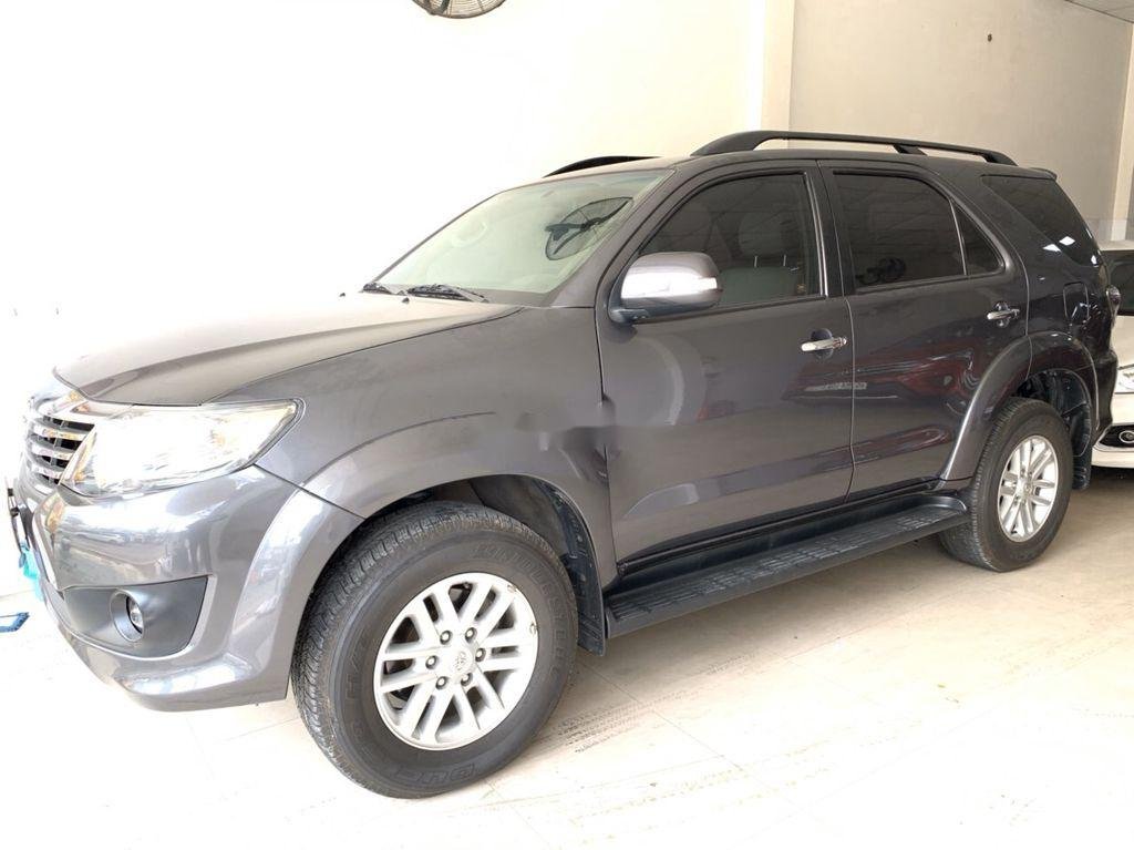 Toyota Fortuner 2014 - Cần bán gấp Toyota Fortuner năm 2014, màu xám, 583 triệu