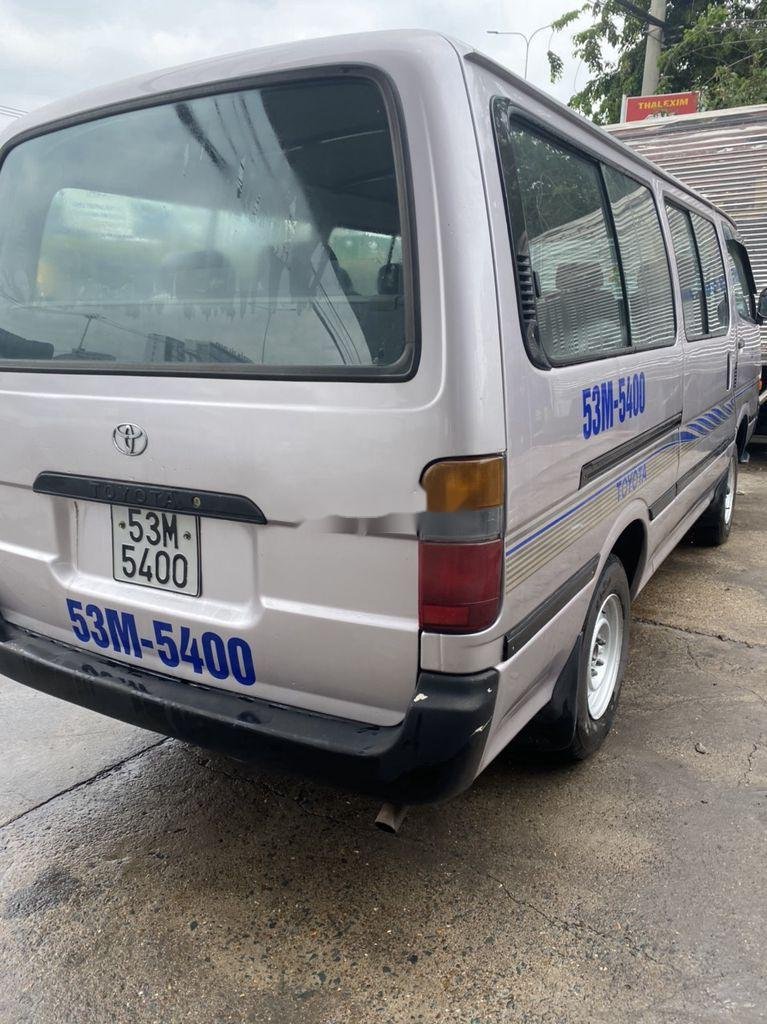 Toyota Hiace 2002 - Bán Toyota Hiace đời 2002, màu bạc, 65 triệu