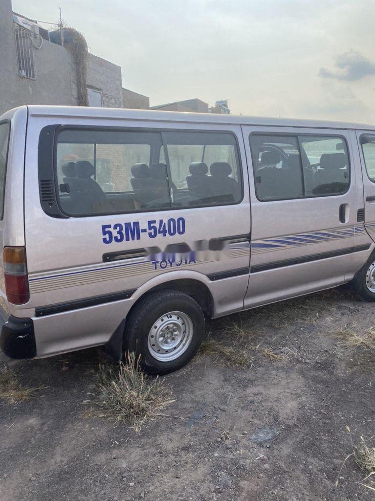 Toyota Hiace 2002 - Bán Toyota Hiace đời 2002, màu bạc, 65 triệu