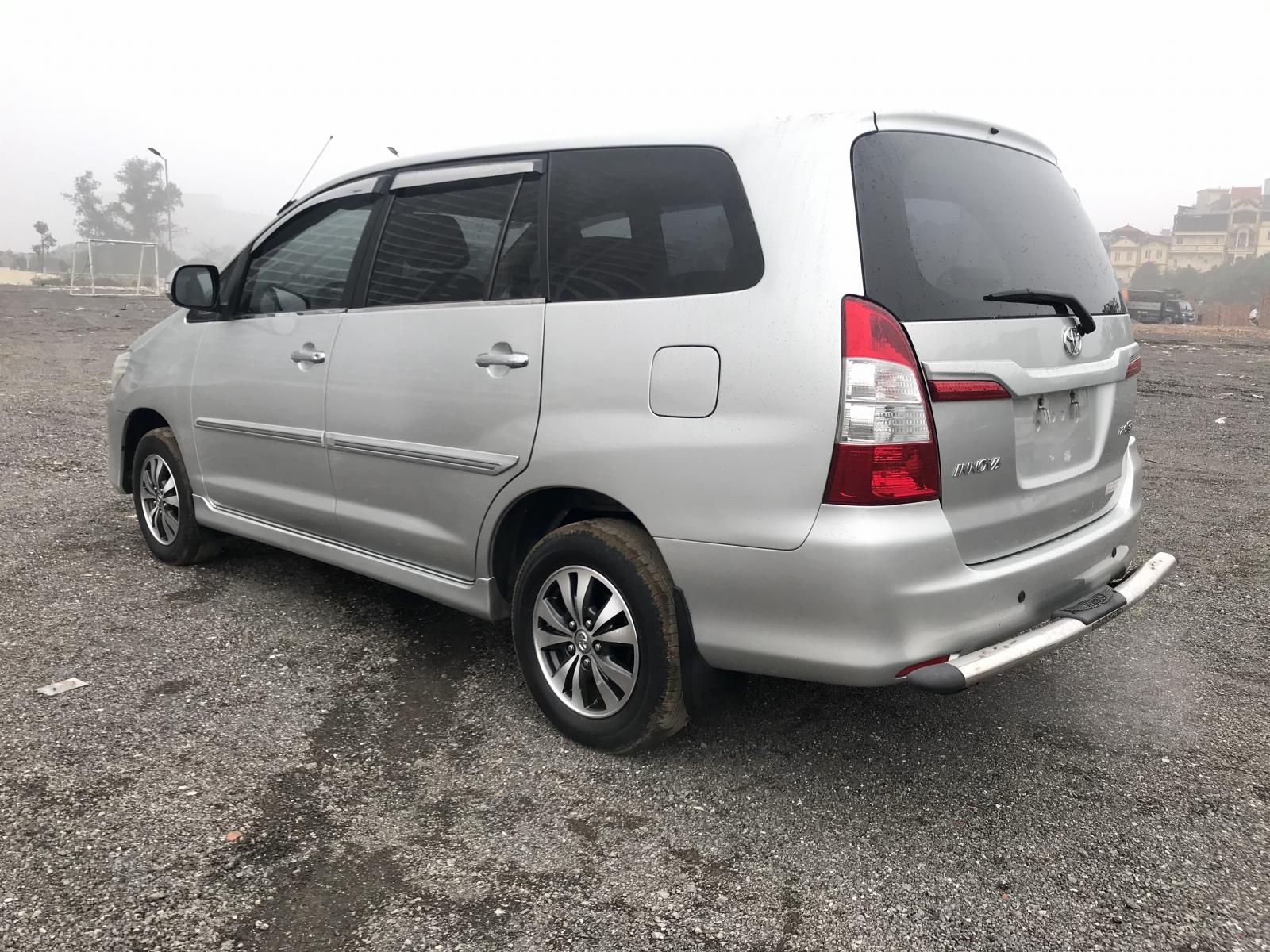 Toyota Innova 2015 - Bán nhanh chiếc Toyota Innova E 2.0MT đời 2015 màu bạc, giao xe nhanh