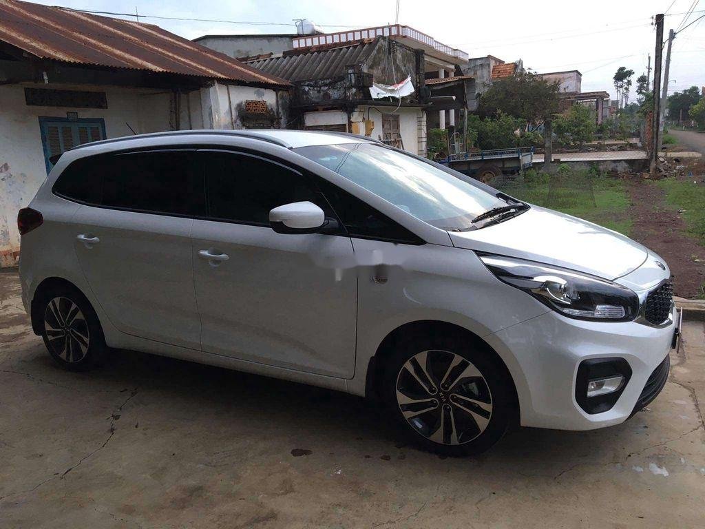 Kia Rondo   2019 - Bán ô tô Kia Rondo năm 2019, màu trắng chính chủ, 560 triệu