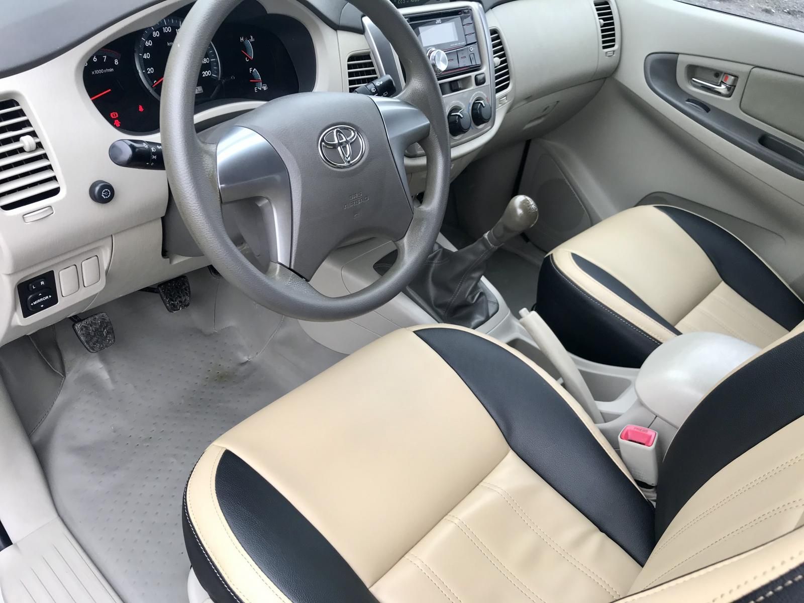 Toyota Innova E 2015 - Cần bán lại xe Toyota Innova E sản xuất năm 2015, màu bạc