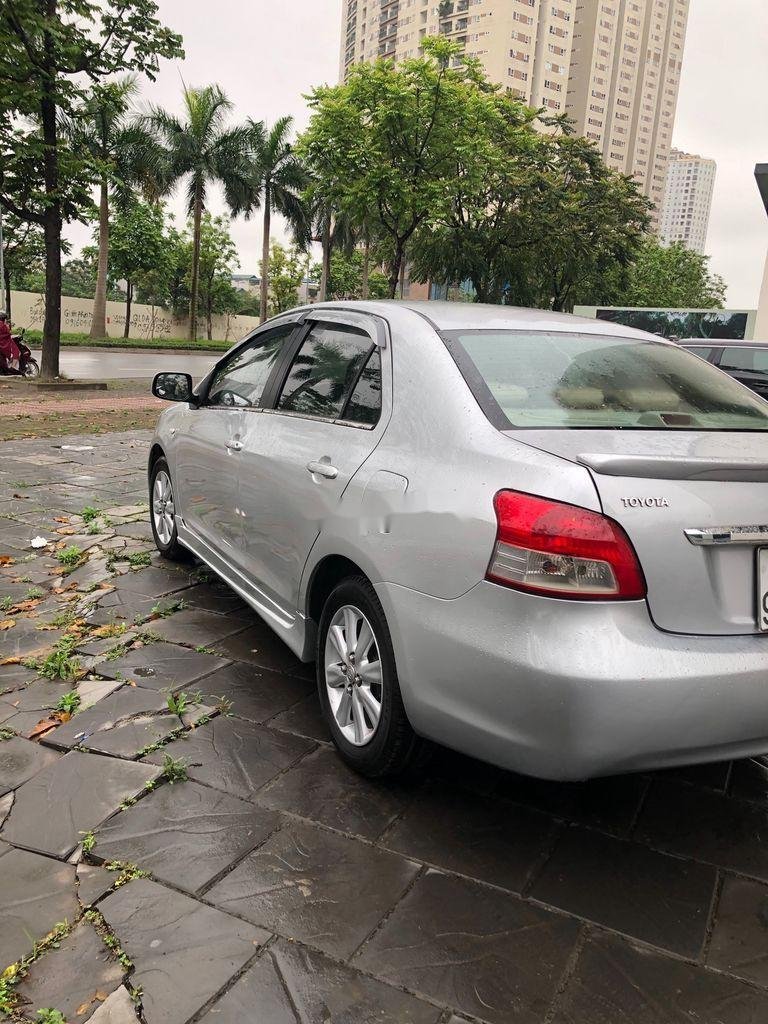 Toyota Yaris 2011 - Bán Toyota Yaris 1.3L AT đời 2011, màu bạc, nhập khẩu chính chủ