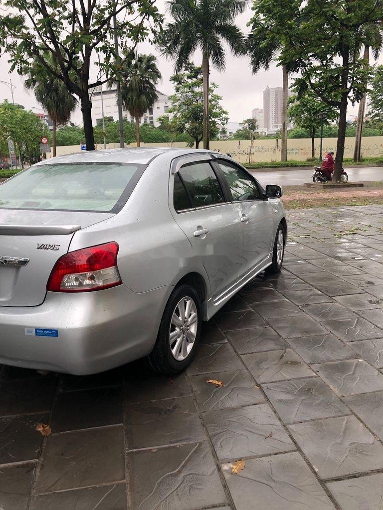 Toyota Yaris 2011 - Bán Toyota Yaris 1.3L AT đời 2011, màu bạc, nhập khẩu chính chủ