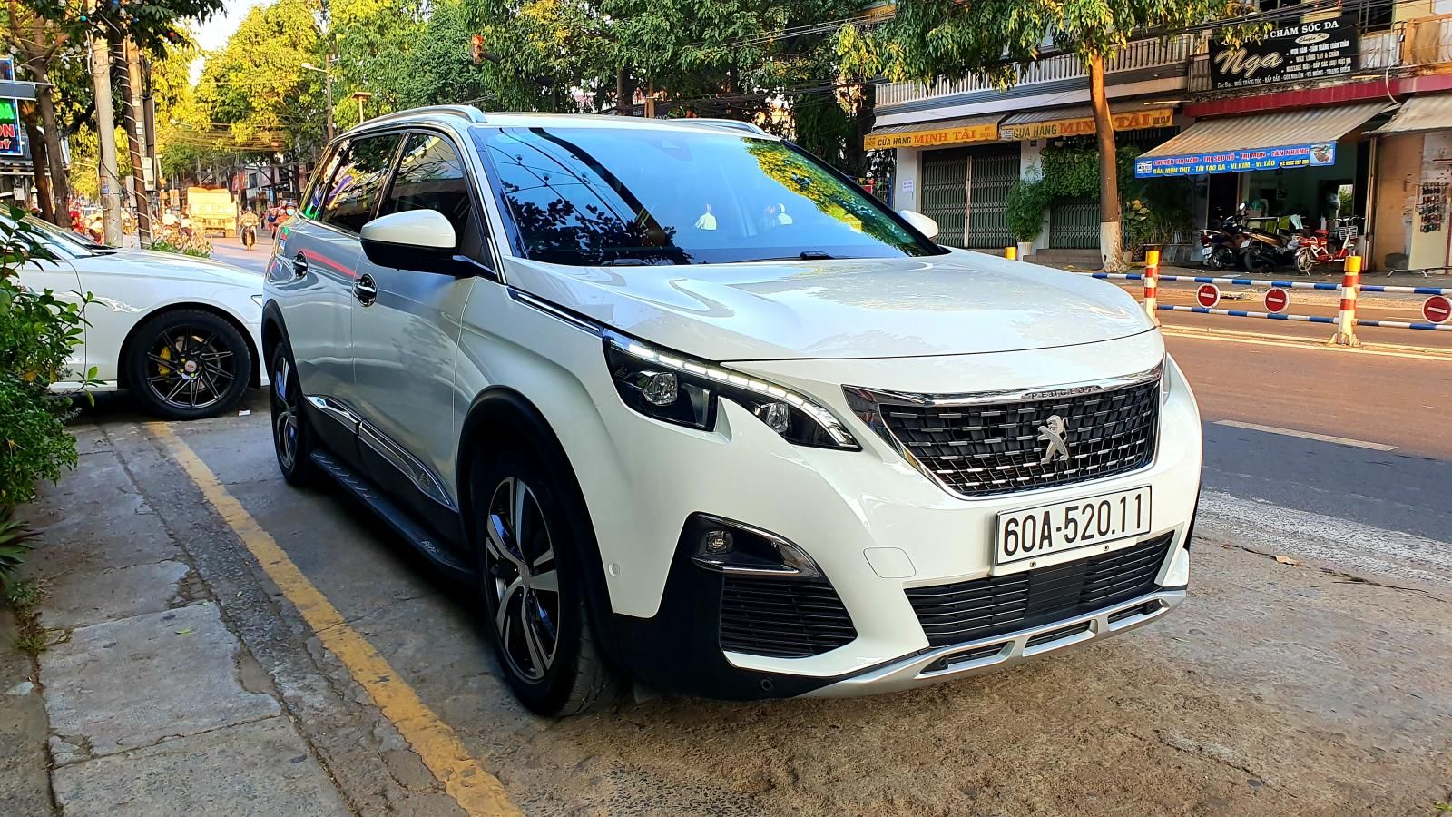 Peugeot 5008 2018 - Cần bán gấp Peugeot 5008 năm 2018, màu trắng, dòng SUV 7 chỗ