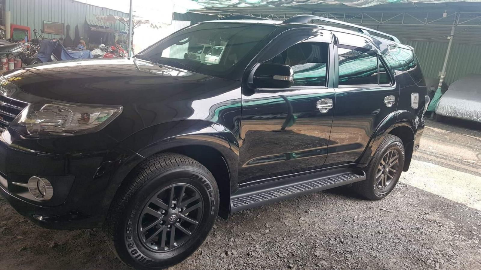 Toyota Fortuner 2016 - Chính chủ cần bán chiếc Toyota Fortuner 2.4MT sản xuất 2016, xe còn mới, giá thấp