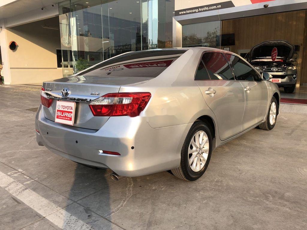 Toyota Camry   2.0E AT  2013 - Cần bán Toyota Camry 2.0E AT đời 2013, màu bạc xe gia đình