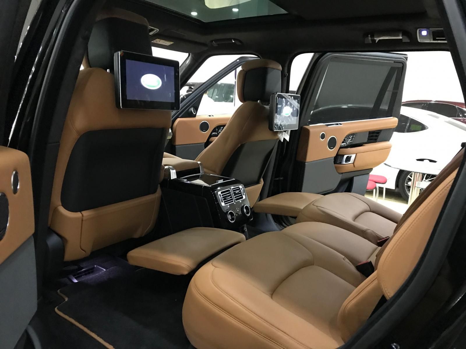 LandRover 2019 - Bán lại chiếc LandRover Range Rover Autobiography LWB P400E, sản xuất 2019, màu đen, xe nhập