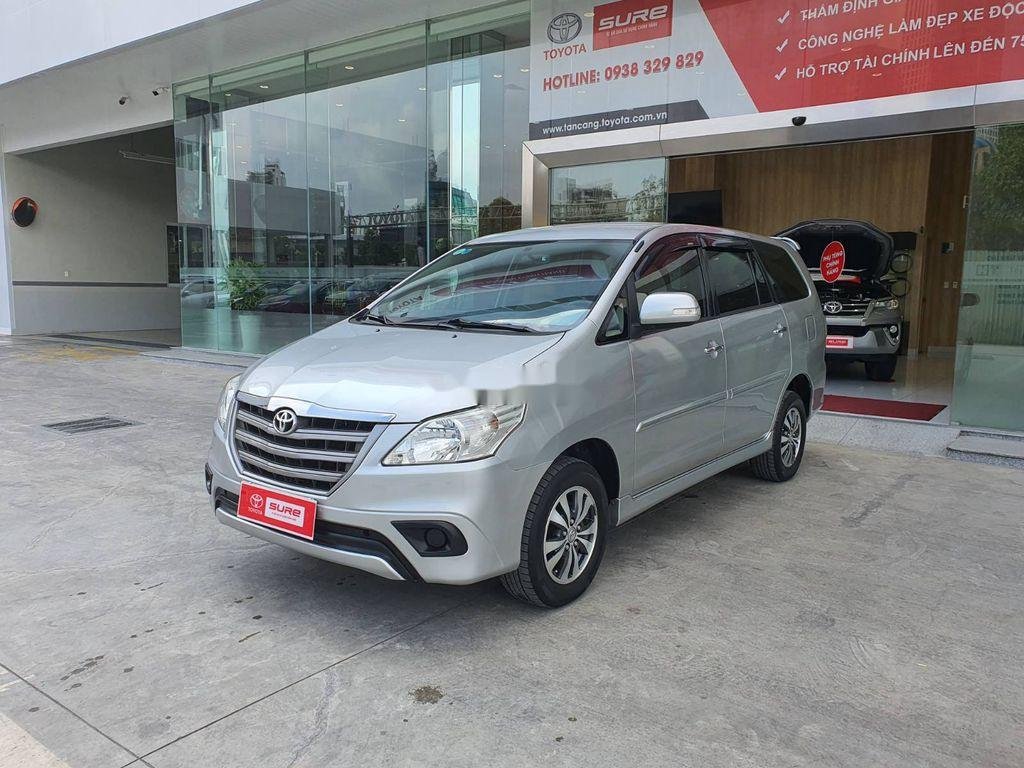 Toyota Innova   2.0E MT  2015 - Bán Toyota Innova 2.0E MT năm 2015, màu bạc xe gia đình, 485tr