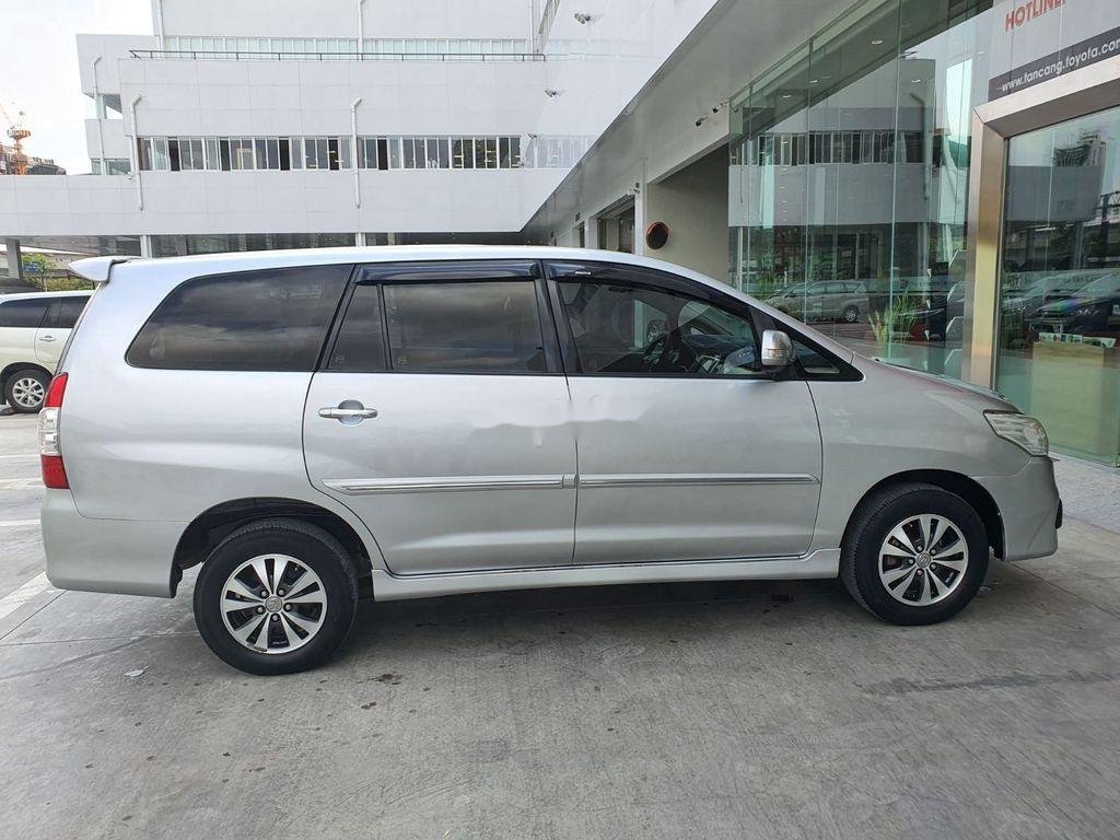 Toyota Innova   2.0E MT  2015 - Bán Toyota Innova 2.0E MT năm 2015, màu bạc xe gia đình, 485tr