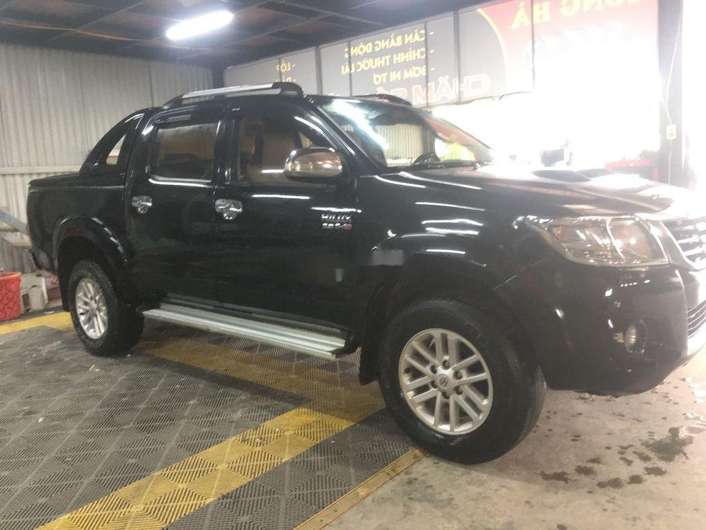 Toyota Hilux 2013 - Cần bán xe Toyota Hilux năm sản xuất 2013, màu đen, 385tr