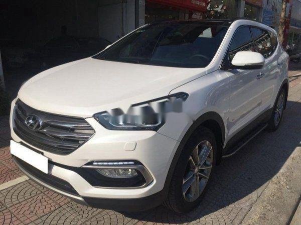 Hyundai Santa Fe 2017 - Bán Hyundai Santa Fe 4x4 sản xuất 2017, màu trắng xe gia đình giá cạnh tranh