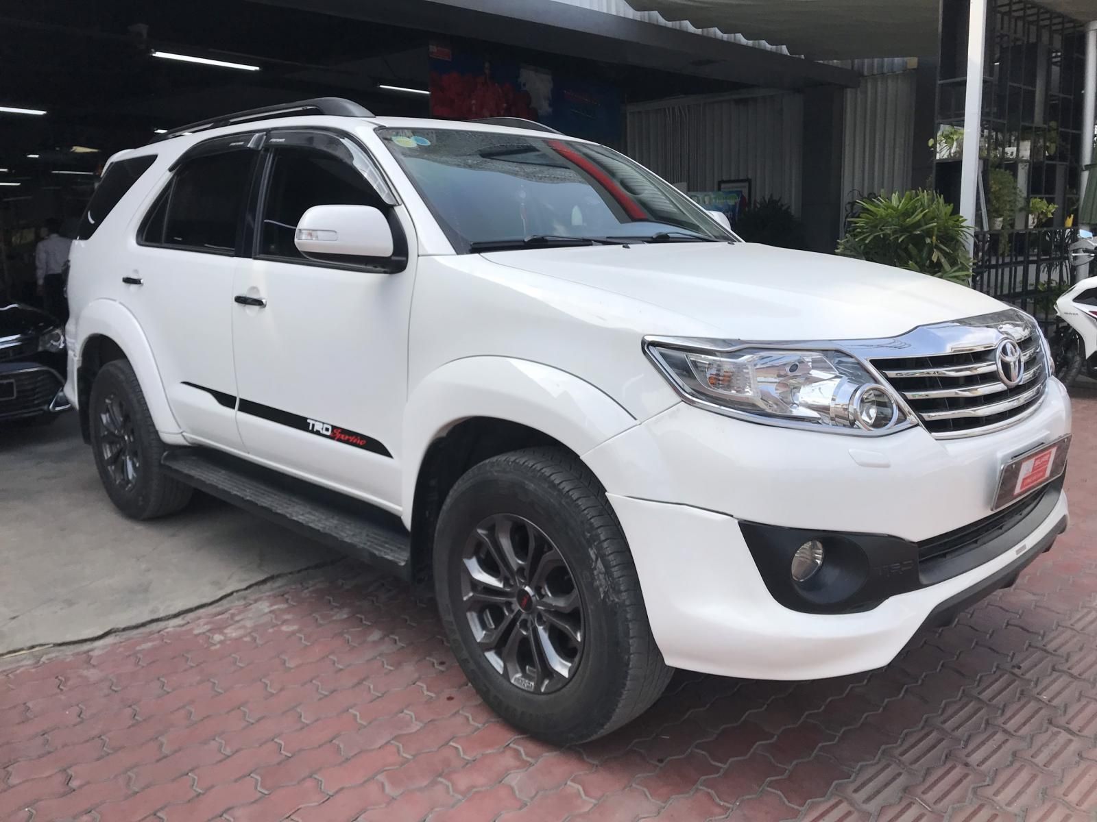 Toyota Fortuner 2014 - Bán nhanh chiếc xe Toyota Fortuner TRD, sản xuất 2014, màu trắng, giá cạnh tranh