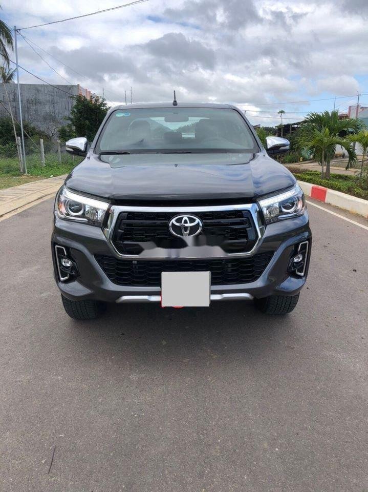 Toyota Hilux   2019 - Cần bán gấp Toyota Hilux 2019, màu xám, 782tr