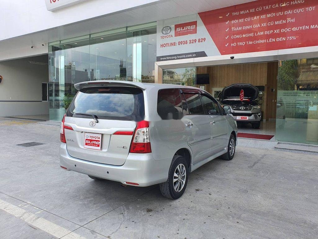 Toyota Innova   2.0E MT  2015 - Bán Toyota Innova 2.0E MT năm 2015, màu bạc xe gia đình, 485tr