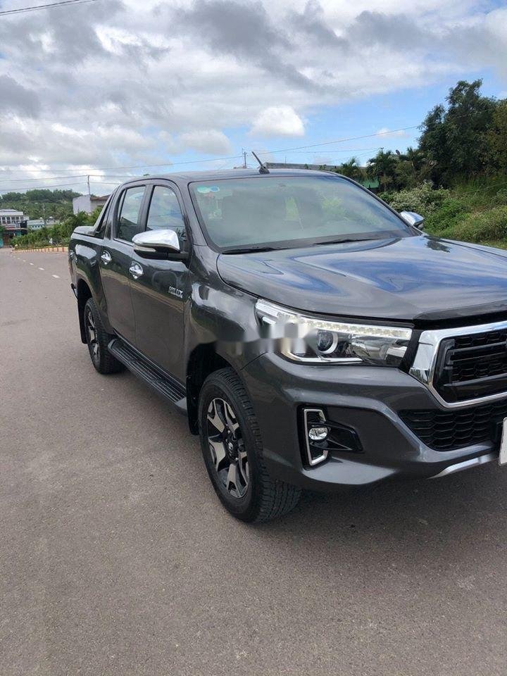 Toyota Hilux   2019 - Cần bán gấp Toyota Hilux 2019, màu xám, 782tr