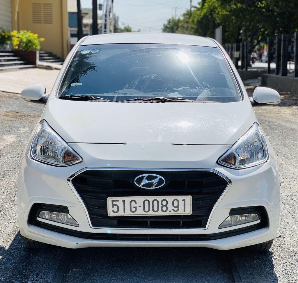 Hyundai Grand i10   2017 - Bán lại xe Hyundai Grand i10 sản xuất năm 2017, màu trắng, số sàn