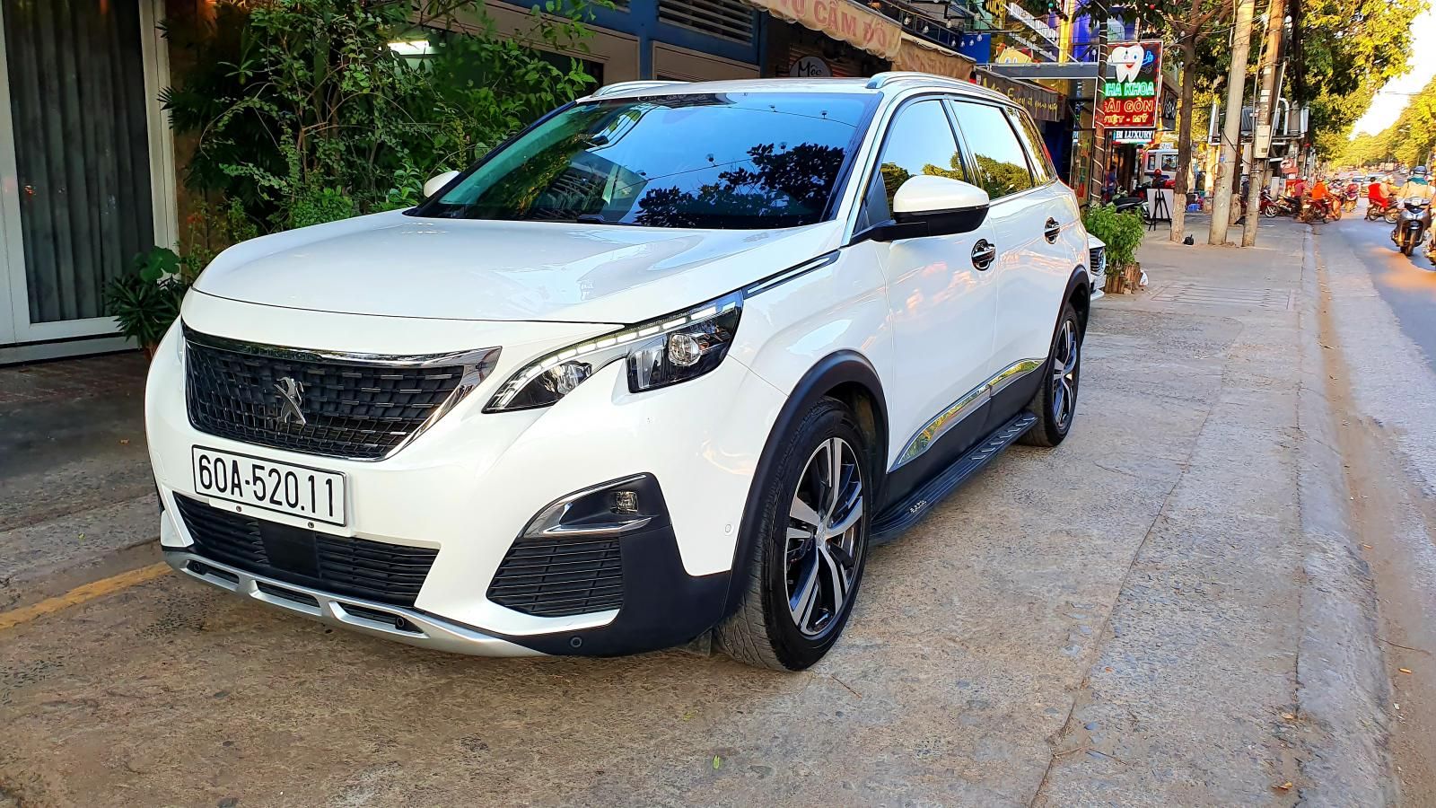 Peugeot 5008 2018 - Cần bán gấp Peugeot 5008 năm 2018, màu trắng, dòng SUV 7 chỗ
