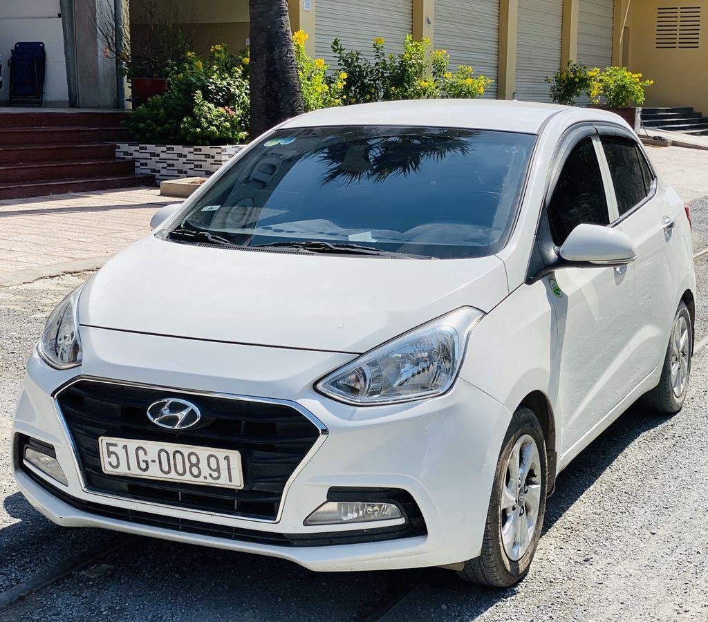 Hyundai Grand i10   2017 - Bán lại xe Hyundai Grand i10 sản xuất năm 2017, màu trắng, số sàn