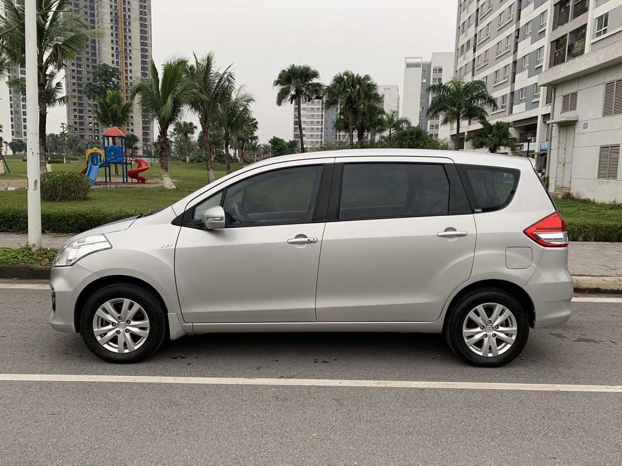 Suzuki Ertiga GLX  2016 - Cần bán nhanh với giá ưu đãi chiếc Suzuki Ertiga GLX đời 2016, màu bạc, xe nhập