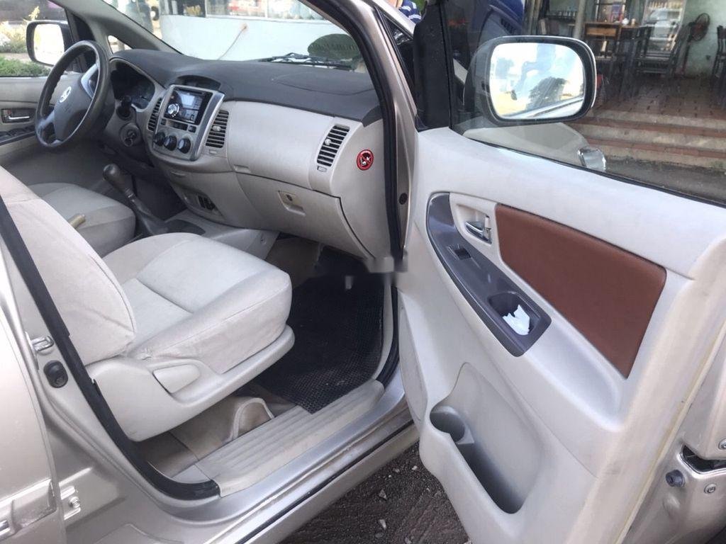 Toyota Innova 2014 - Bán Toyota Innova năm 2014, màu bạc